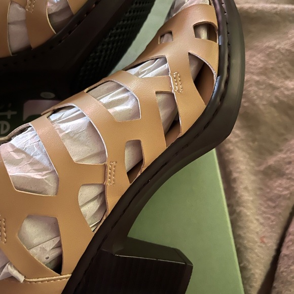 Tastemaker NWT Beige Heeled Sandals Size 8.5 - Picture 8 of 12